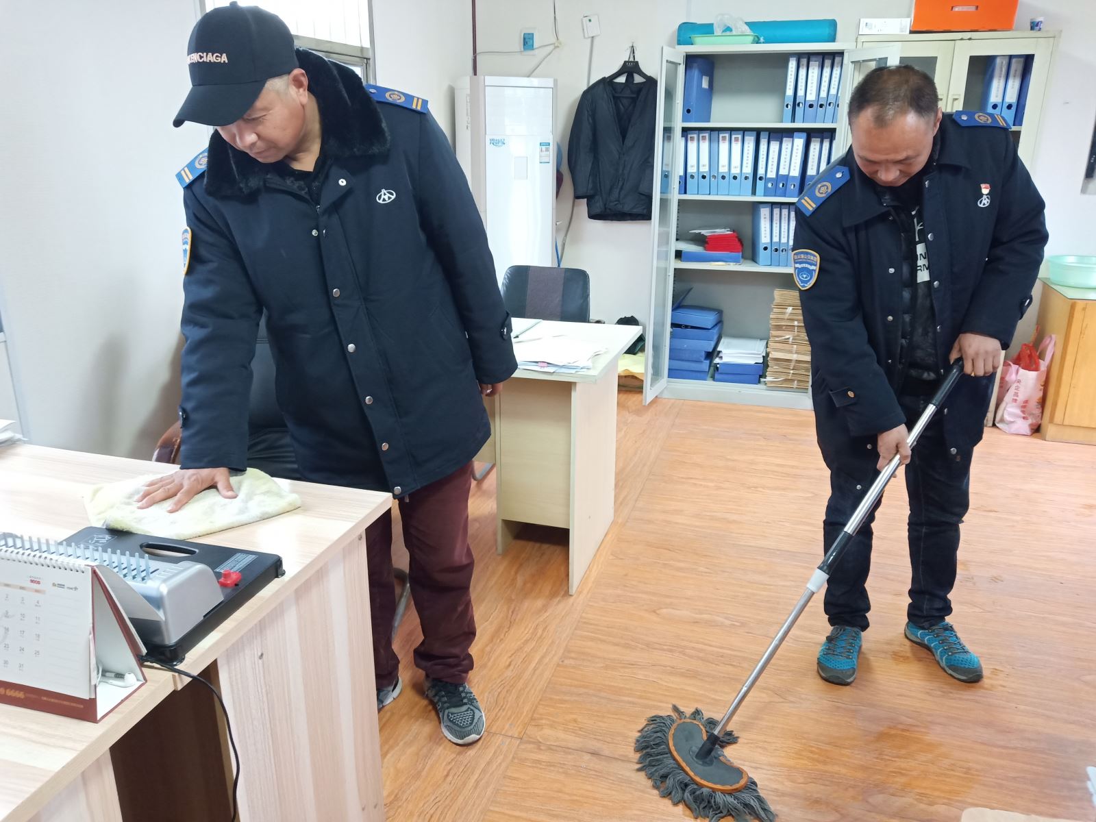 公交集團公交事業(yè)一部組織五一節(jié)前衛(wèi)生大掃除 為創(chuàng)文助力